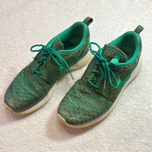 Nike green athletic shoes - Picture 1 of 9